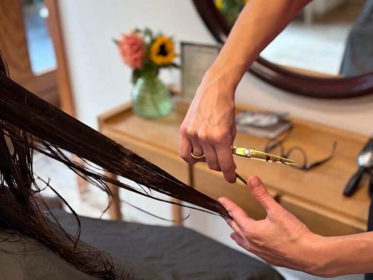 Knippen met aandacht voor je haar